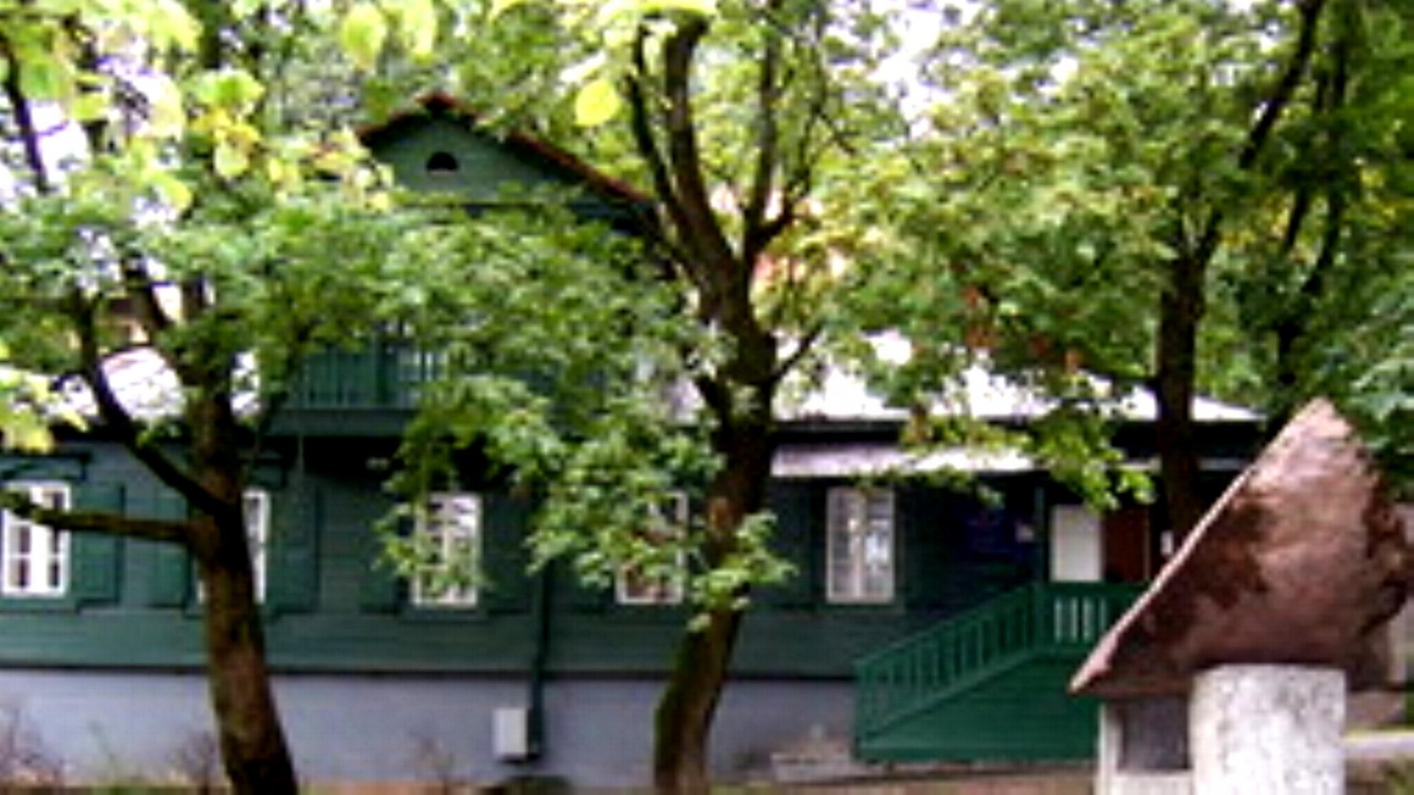 jewish museum vilnius - GREEN WOODEN HUT