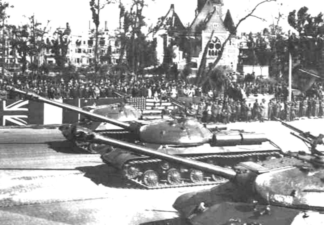 war_soviet_IS3_122_sept_1945_berlin